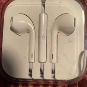 Original OEM Apple wired earbuds. For 3.5 mm jack.